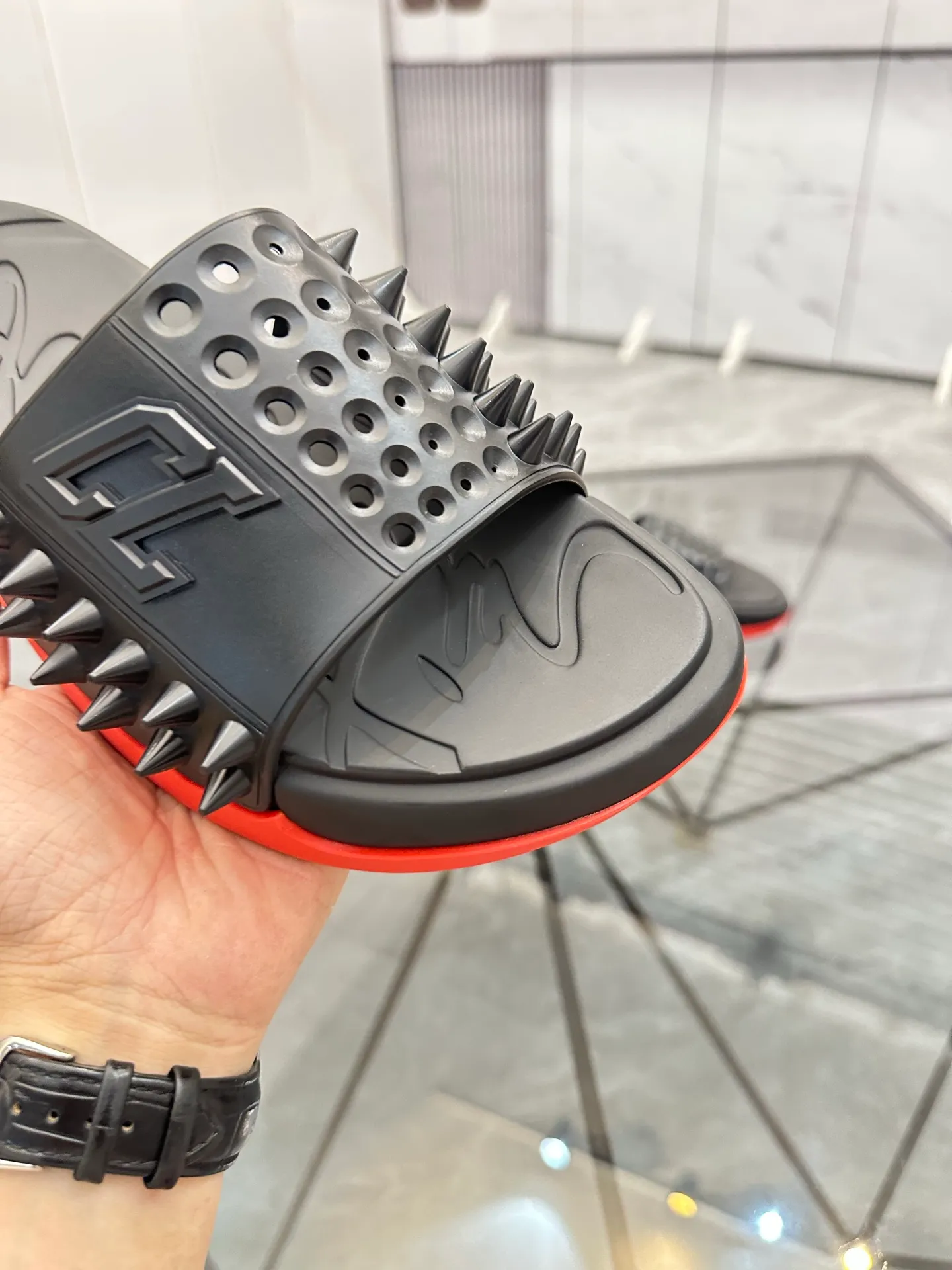 Men's shoes: 💰P300¥ Product trademark: CL red-soled shoes* "CL*" slippers Regular size: 38-44 (men's 45.46 can be customized) Product materials: imported cowhide upper, professional 5D craftsmanship, high-end rivets, sheepskin lining, original outsole. Number: 789